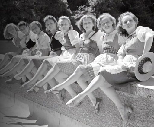 Photos de femmes les jmabes croisées pour illustrer cet article sur les produits essentiels pour prendre soin de ses jambes