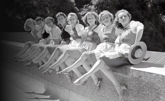 Photos de femmes les jmabes croisées pour illustrer cet article sur les produits essentiels pour prendre soin de ses jambes