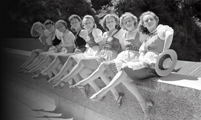 Photos de femmes les jmabes croisées pour illustrer cet article sur les produits essentiels pour prendre soin de ses jambes