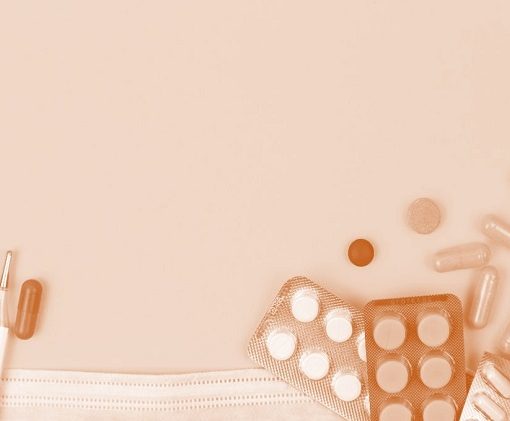 Photo de médicaments pour illustrer cet article sur les produits de pharmacie essentiels à avoir dans son armoire ou sa trousse de pharmacie