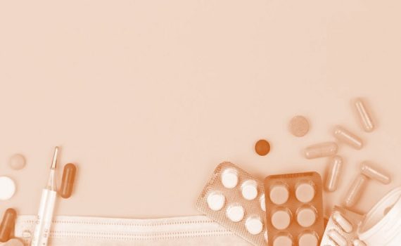 Photo de médicaments pour illustrer cet article sur les produits de pharmacie essentiels à avoir dans son armoire ou sa trousse de pharmacie