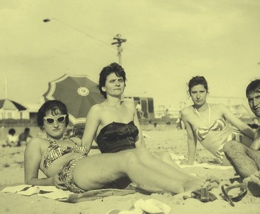 Photo de personnes à la plage pour illustrer cet article sur les choses indispensables à emporter quand on va au bord de la mer, à la plage, à la piscine