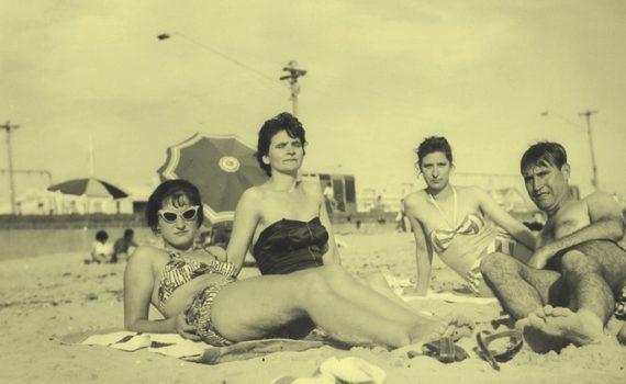 Photo de personnes à la plage pour illustrer cet article sur les choses indispensables à emporter quand on va au bord de la mer, à la plage, à la piscine