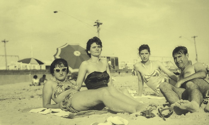 Photo de personnes à la plage pour illustrer cet article sur les choses indispensables à emporter quand on va au bord de la mer, à la plage, à la piscine