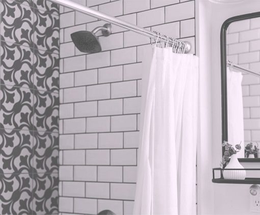 Photo d'une salle de bain vintage pour illustrer cet article sur les produits d'hygiène et de beauté indispensables