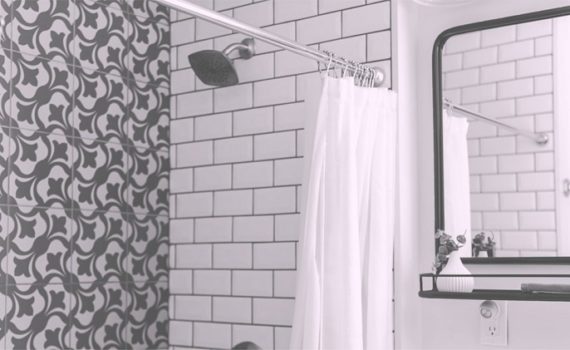 Photo d'une salle de bain vintage pour illustrer cet article sur les produits d'hygiène et de beauté indispensables