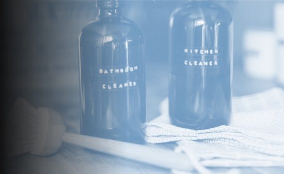 Photo de flacons de produits d'entretien pour illustrer cet article sur les produits ménagers respectueux de l'environnement