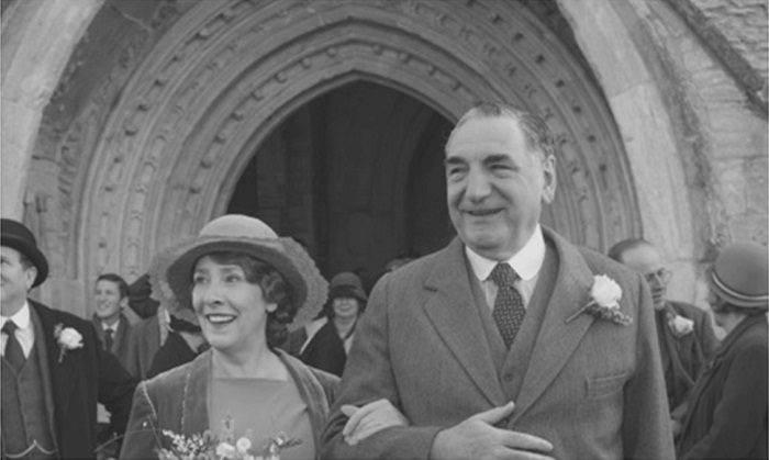 Photo du mariage de Mrs Hughes et Mr Carson extraite de la série Dowentown Abbey pour illustrer cette page sur les taches domestiques