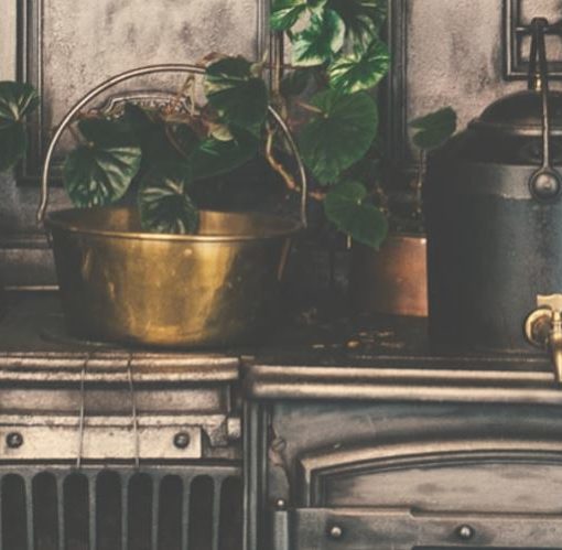 Photo d'une cuisinière ancienne pour illustrer cet article sur la meilleure manière de ranger les poêles, casseroles et couvercle dans la cuisine