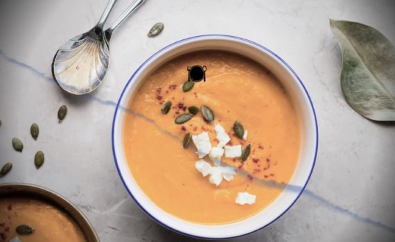 Photo d'un bol de soupe orange pour illustrer cet articles sur les recettes d'automne