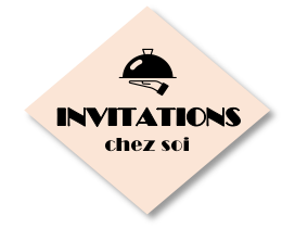 Losange couleur chair avec une icone de cloche avec une main en dessous et le mot "Invitations chez soi" pour illustrer la rubrique "invitations chez soi"