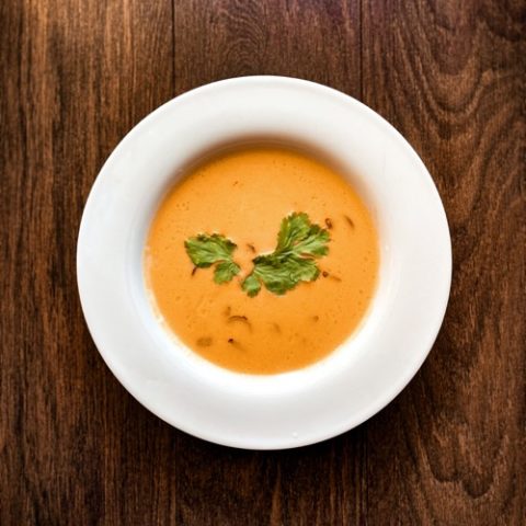 Photo d'une assiette de velouté de potimarron pour illustrer cette recette de velouté de potimaron et châtaignes