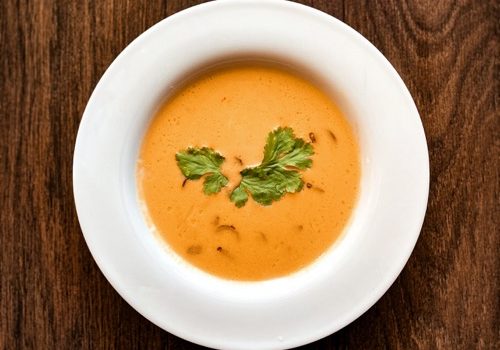 Photo d'une assiette de velouté de potimarron pour illustrer cette recette de velouté de potimaron et châtaignes