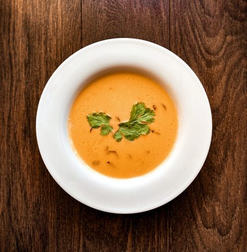 Photo d'une assiette de velouté de potimarron pour illustrer cette recette de velouté de potimaron et châtaignes