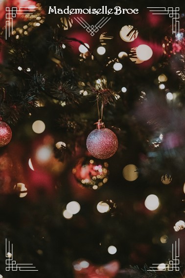 Photo d'un sapin décoré pour illustrer cette section sur les conseils en matière de décoration du sapin de Noël