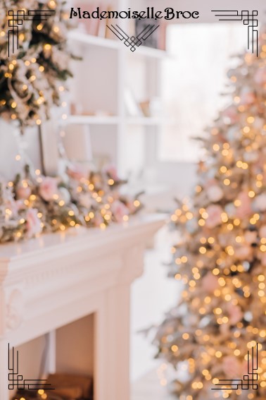 Photo d'une cheminée à côté d'un sapin avec des décorations roses et des lumières pour illustrer cette section sur la décoration de la maison pour Noël