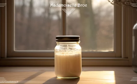 Photographie d'un pot en verre transparent rempli d'une crème beige, pour illustrer cet article sur la fabrication d'un déodorant naturel solide maison